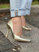 Low-heeled sandals