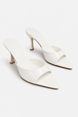 Beli sandali s tanko peto