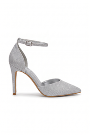 Gold heels on a thin heel