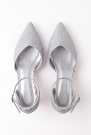 Gold heels on a thin heel